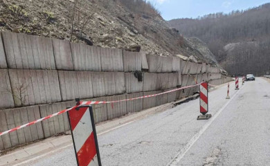 Клизиште између два тунела на Чемерну- саобраћа се једном траком