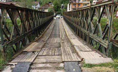 До поправке оштећења, затворен мост на Ливадама