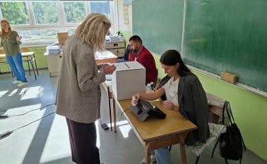 До 15.00 часова излазност 37,7 одсто, на три мјеста због прекида гласање се продужава од 45 минута до два и по сата