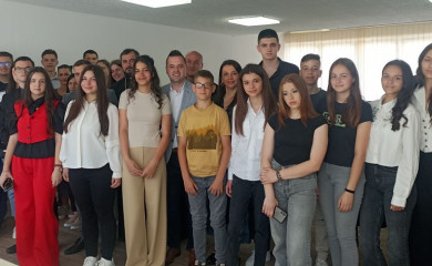 Награђени најбољи основци и средњошколци