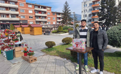 Студенти на тргу прикупљају помоћ за лијечење мајке и ћерке из Зворника