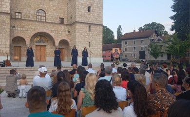 Када млади говоре стиховима, Космет није сам