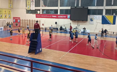 Побједа одбојкаша, пораз одбојкашица