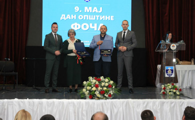 Повеља општине постхумно професору Мићу Машићу, почасни грађанин Бобан Кустурић
