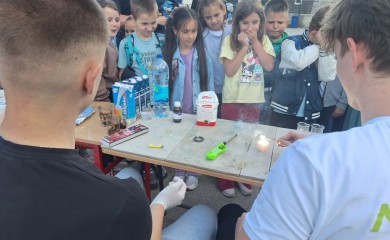 Школарци кроз забавне експерименте науку приближили суграђанима