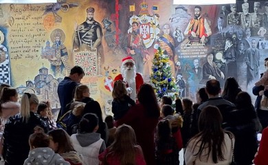 Средњошколци пакетићима обрадовали малишане из социјално угрожених породица