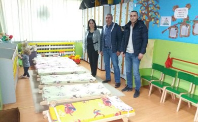 Mikrofin poklonio krevetiće fočanskom obdaništu