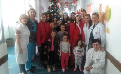 Učenici OŠ "Sveti Sava" paketićima obradovali djecu u bolnici