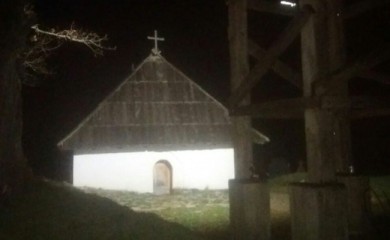 Osvijetljena porta crkve Šklopotnice