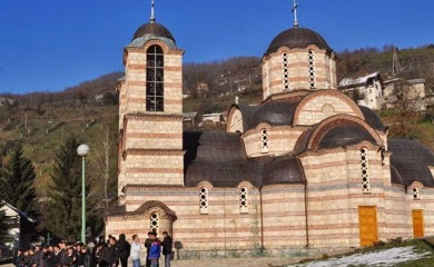 Распоред богослужења у Храму Светог Василија Острошког и Светог Петра Дабробосанског на Велечеву