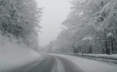 Угажен снијег на коловозима у вишим предјелима