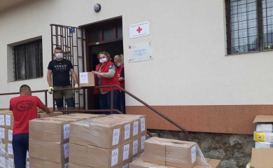 Пакети помоћи за 250 породица