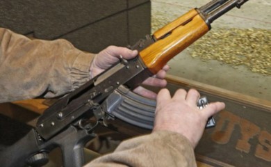 Пуцао из аутоматске пушке из возила у покрету