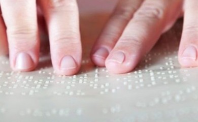 Туристичка брошура на Брајевом писму