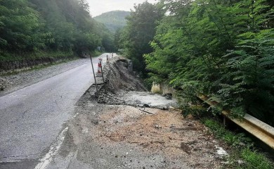 Чека се санација клизишта у Филиповићима - возачи огорчени