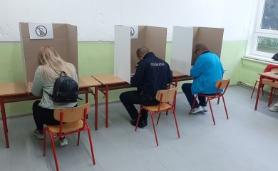 ОИК: Избори почели без проблема, једно изборно мјесто отворено са закашњењем