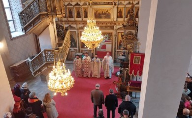 Храм Светог Николе: Литургија се из црквене сале вратила под сводове храма