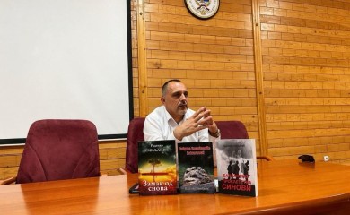 Између науке и поезије: Др Раденко Смиљанић представио своја дјела фочанским студентима