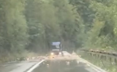Обустављен саобраћај на путу Фоча-Сарајево