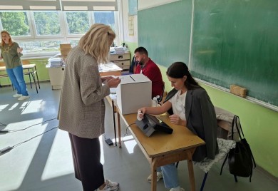 До 15.00 часова излазност 37,7 одсто, на три мјеста због прекида гласање се продужава од 45 минута до два и по сата