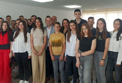 Награђени најбољи основци и средњошколци