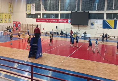 Побједа одбојкаша, пораз одбојкашица