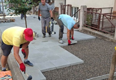У току поплочавање тротоара у двије улице