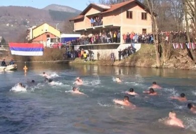 У петак богојављенска пливања за Часни крст на Ћехотини и Бистрици