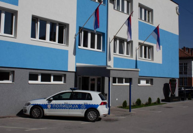Идентификовано лице које је поломило стакло на трговини