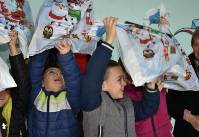 „Сви за Космет“ припрема новогодишње пакетиће за дјецу на Косову