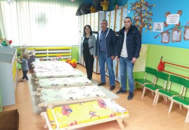 Mikrofin poklonio krevetiće fočanskom obdaništu