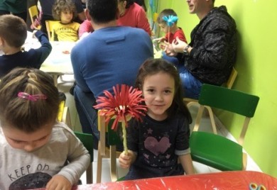 Mališani uz pomoć tata pripremali iznenađenje mamama