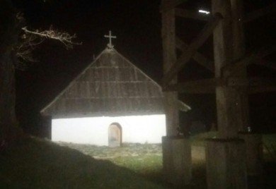 Osvijetljena porta crkve Šklopotnice