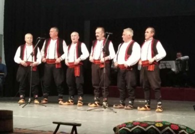 “Нек’ се старе пјесме запјевају”