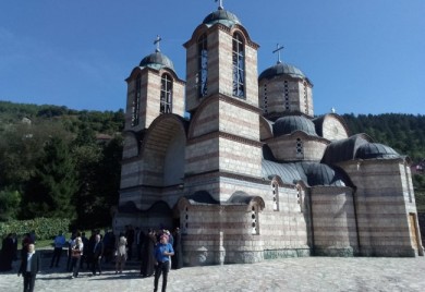 Митрополит Хризостом и епископ Јоаникије богослуже у храму на Велечеву