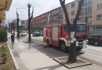 „Извор“ и ватрогасци обавили дезинфекцију града