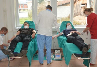 Полицајци даровали крв