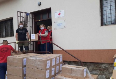 Пакети помоћи за 250 породица