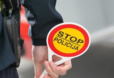 У слијетању возила повријеђен сувозач