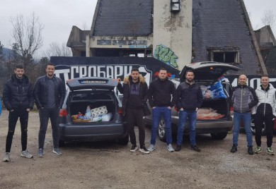 "Гробари Фоча": Божићне печенице, одјећа и обућа за четири породице