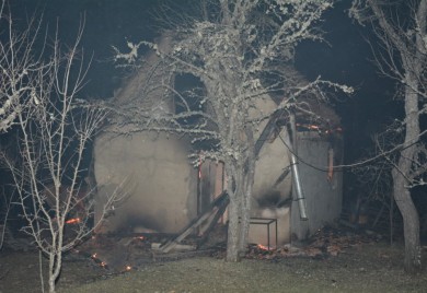 У Доњем Будњу изгорјела викендица