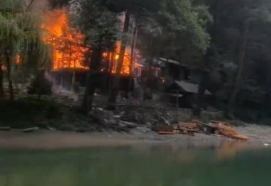 Изгорио рафтинг камп на обали Таре