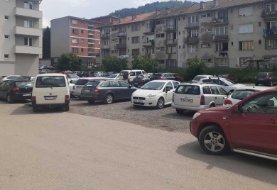 Због уређења паркинга уклонити аутомобиле