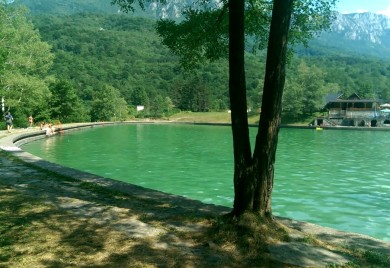 Почиње сезона купања на Тјентишту, за викенд ди-џеј журке и наступ Мине Костић