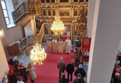 Храм Светог Николе: Литургија се из црквене сале вратила под сводове храма
