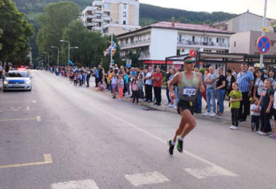 Вечерас „Улична трка кроз Фочу"