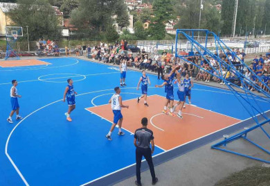 Kошаркашки терен добио савремену подлогу- под обручевима све више дјеце