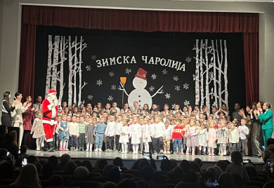 „Зимска чаролија“ – дјечији осмијеси обасјали Градско позориште у Фочи