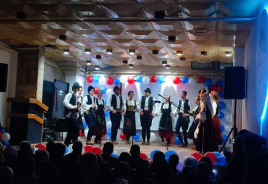 Сала у Миљевини испуњена народном игром и пјесмом