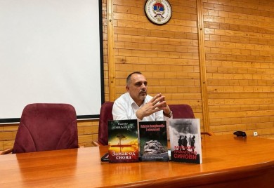 Између науке и поезије: Др Раденко Смиљанић представио своја дјела фочанским студентима
